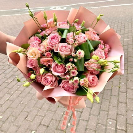 Букет с розовыми розами "Ангажемент": цены на доставку